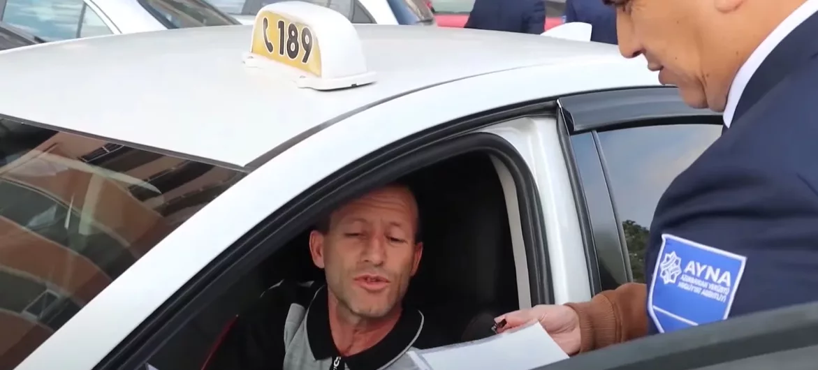 Taksi sürücüsü AYNA əməkdaşını şoka saldı – Video