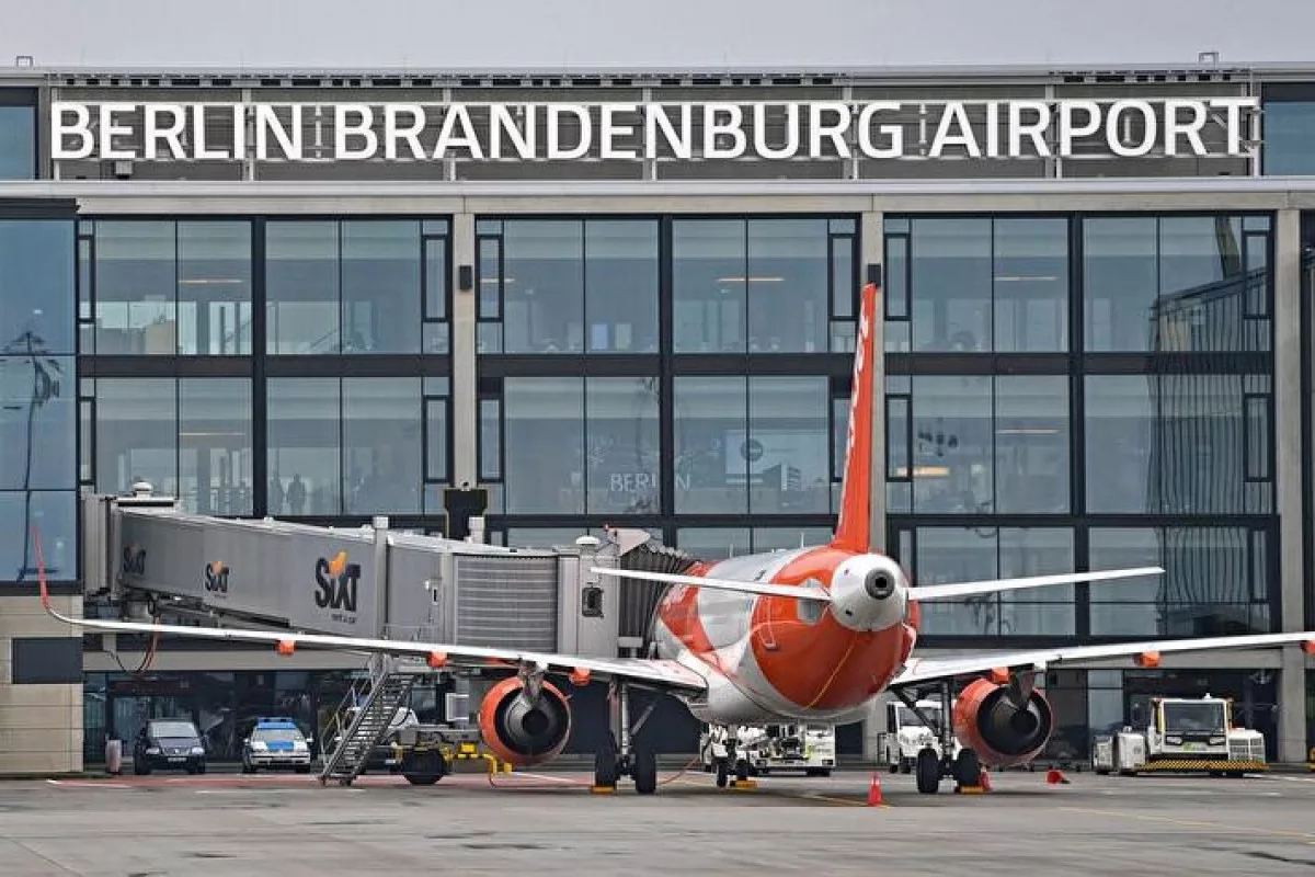 Berlin hava limanında uçuşlar dayandırılıb